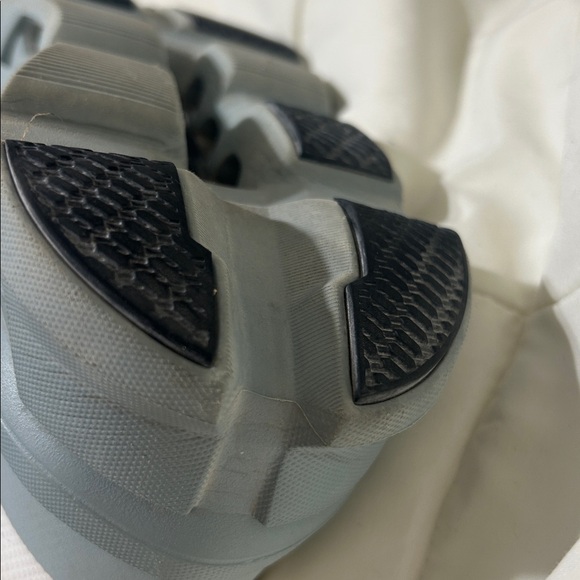 On cloud monster  2 Running White and Blue Sneakers with Red Accents - Picture 11 of 12